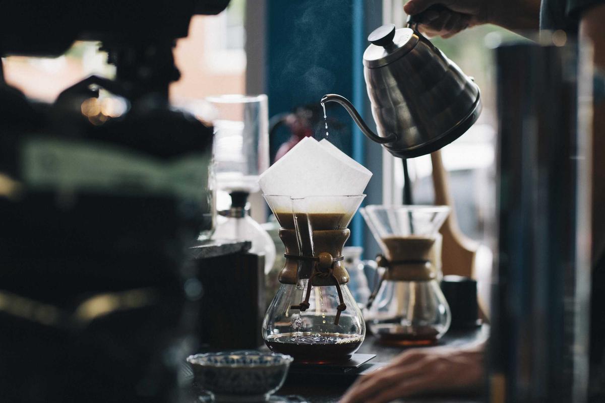 Un café filtre préparé au comptoir.