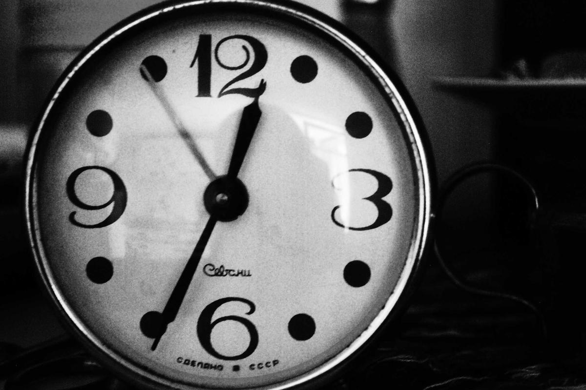 Le cadran d'une vieille horloge.