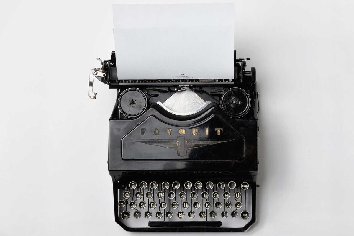 Une machine à écrire avec une feuille blanche.