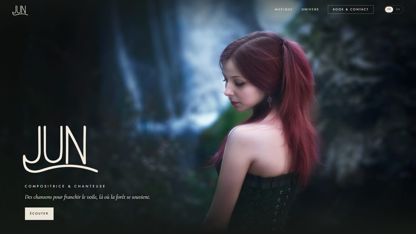 Page d'accueil de junmusic.fr : la chanteuse Jun en forêt, avec son logo manuscrit.